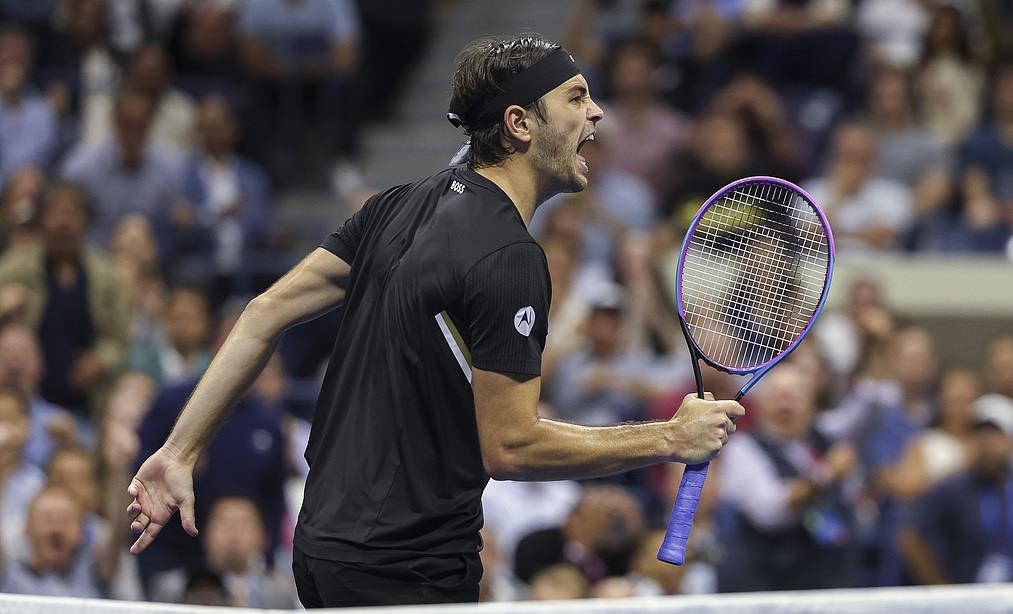 九游娱乐-包含德约科维奇回归赛场，连败首场状态亮眼，勇士观众沸腾！的词条